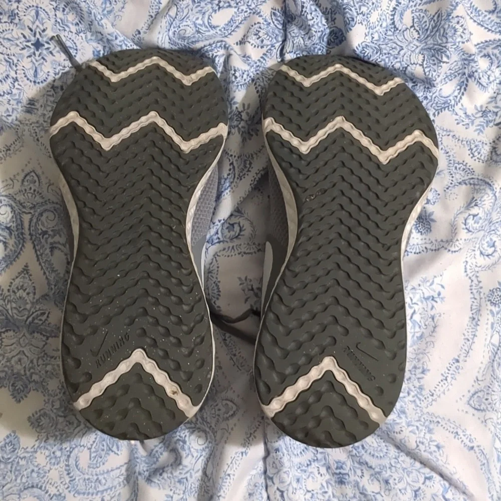 Nike Men's Revolution Shoe - Picture 5 of 7